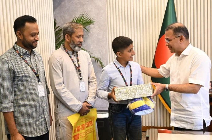 প্রধানমন্ত্রীর সঙ্গে ভুবন ভোলানো হাসিতে মন জয় করা তাহসিনের সাক্ষাৎ